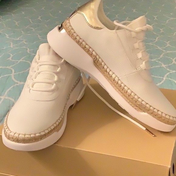 NWT Michael Kors Finch Lace Up Canvas White PL Gold  Size 5,5 M - Picture 2 of 5
